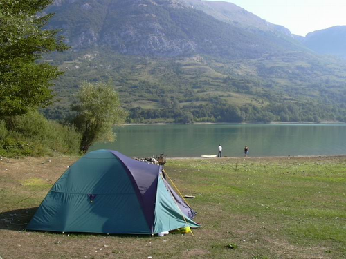 Tenda con lago sullo sfondo