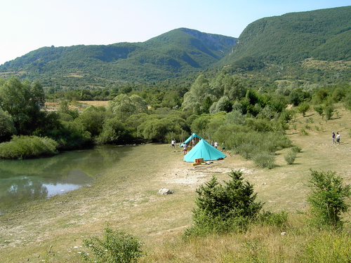 Tende vicino al lago